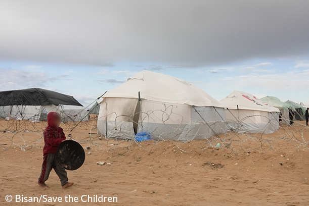 写真3CH1973718_A boy walks past tents in Al Mawasi