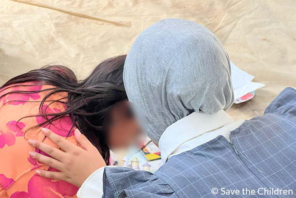 写真4CH11270386_Hala, 19, and her sister Areej, 9, drawing and colouring